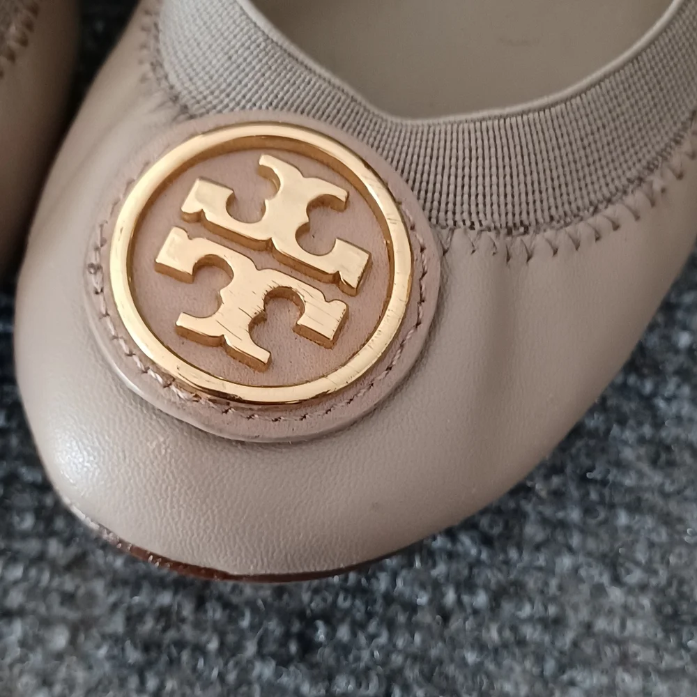Tory Burch Women Caroline Wedge Heel Size 7.5 Preppy Leather Logo Defect